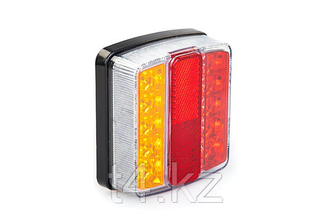 Екі саусағымен мысығын сипап тұрған қыздың фотосы