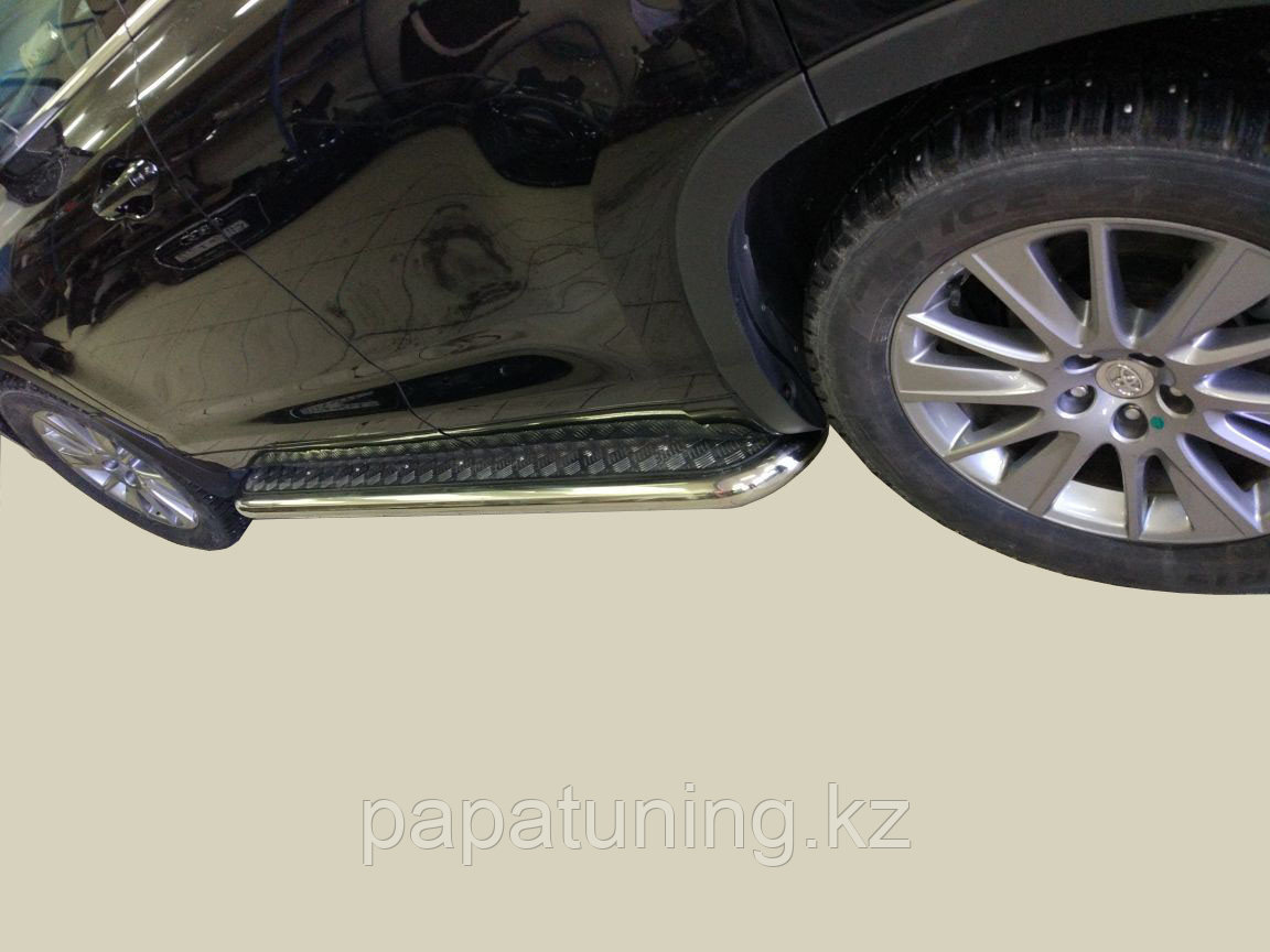 Пороги с накладным листом d60 ПапаТюнинг для Toyota Highlander 3 2014-2017 - фото 1 - id-p105048365