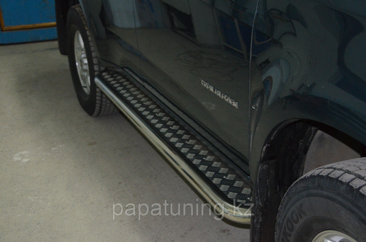 Пороги с накладным листом d60 ПапаТюнинг для Chevrolet Trailblazer 2013-2016 - фото 1 - id-p105047070