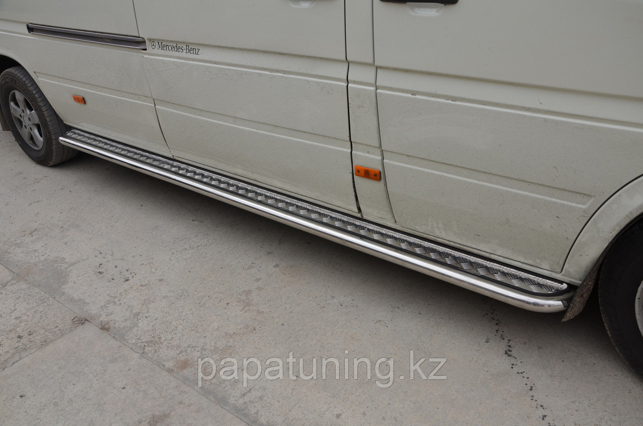 Пороги с накладным листом d53 ПапаТюнинг для Mercedes-Benz Sprinter 2001-2012 - фото 1 - id-p105047791