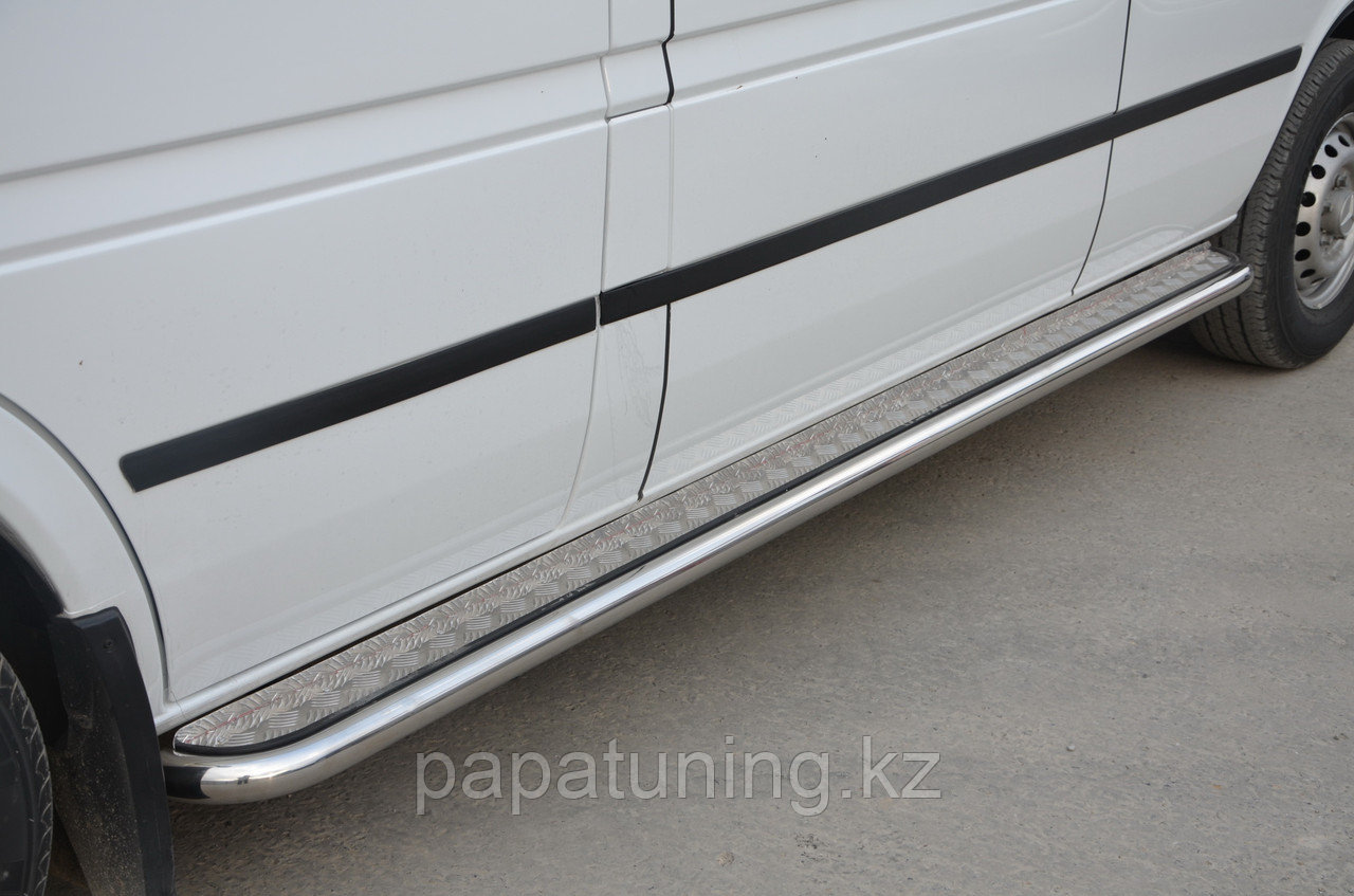 Пороги с накладным листом (средняя база) d53 ПапаТюнинг для Mercedes-Benz Sprinter 2001-2012 - фото 3 - id-p105047792