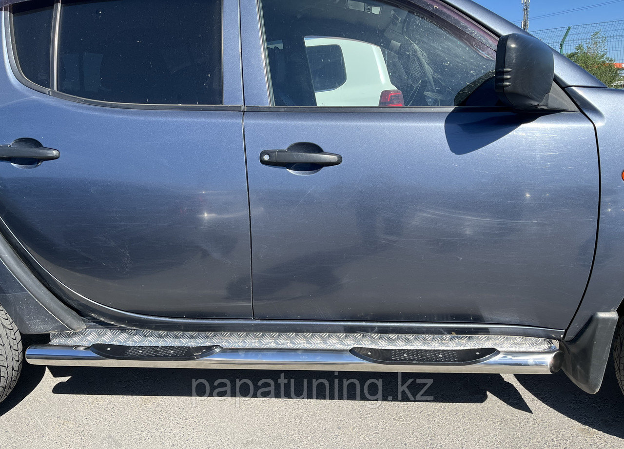 Пороги труба с проступью алюминиевым уголком d76 ПапаТюнинг для Mitsubishi L200 2015-2019 - фото 3 - id-p105047855