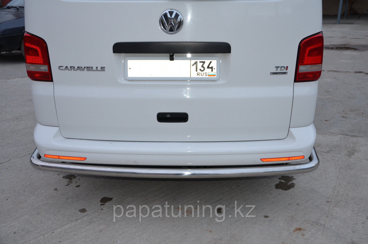 Защита заднего бампера угловая большая d60 ПапаТюнинг для Volkswagen T5 Caravella 2009-2015 - фото 2 - id-p105048910