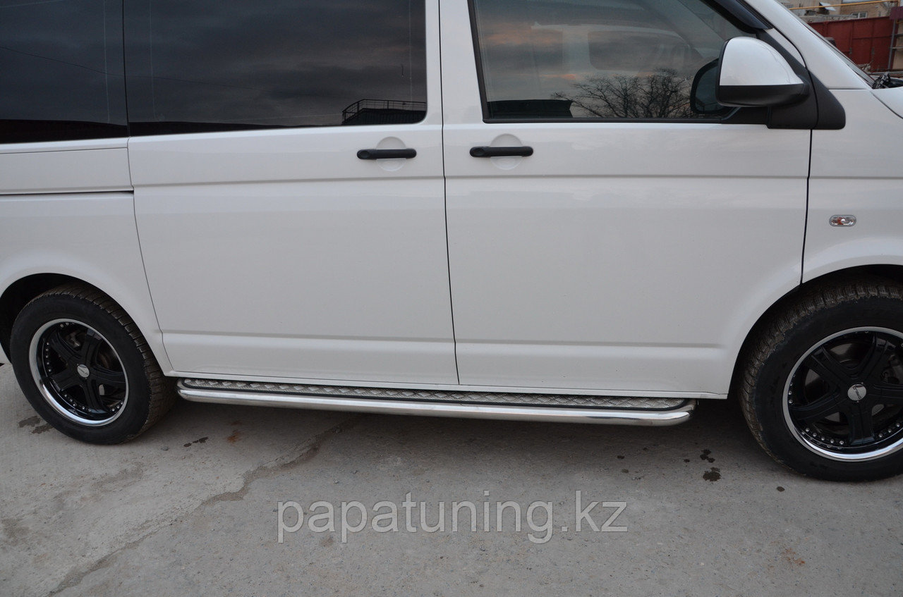 Пороги с накладным листом d53 ПапаТюнинг для Volkswagen T5 Caravella 2009-2015 - фото 2 - id-p105048913