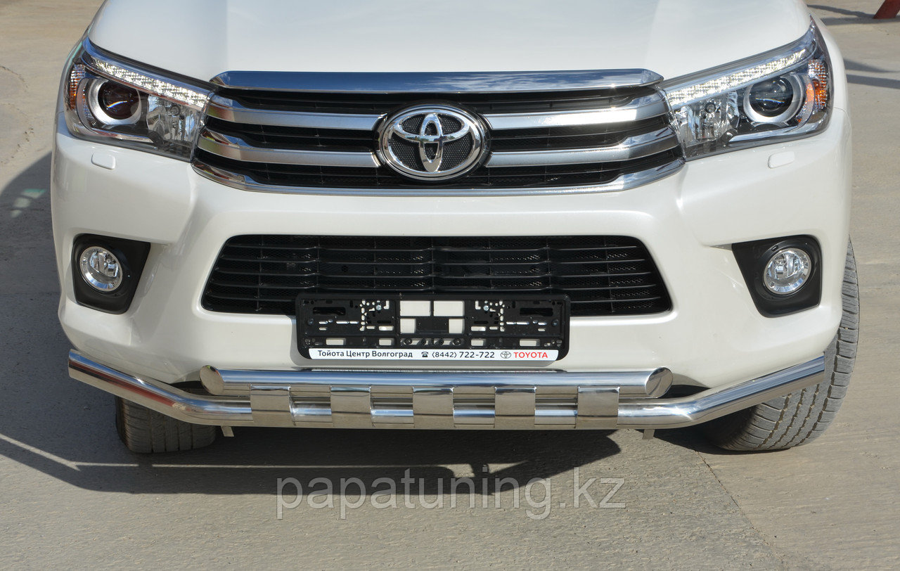 Защита переднего бампера с пластинами d60/60 ПапаТюнинг для Toyota Hilux 2015-2018 - фото 1 - id-p105048371