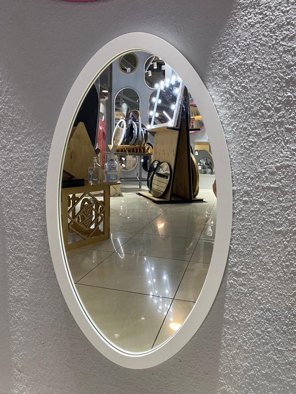 Овальное зеркало в белой раме из МДФ 735х420 мм