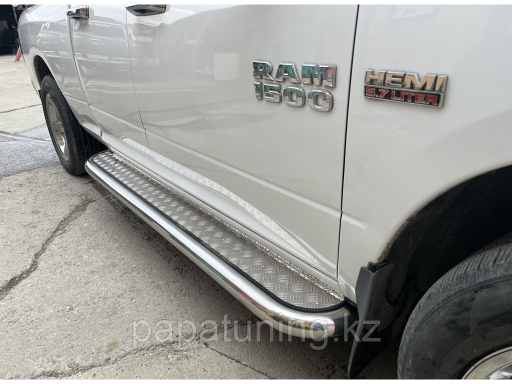 Пороги с накладным листом d76 ПапаТюнинг для Dodge Ram 1500 Crew Cab (DS) D IV 2009-2019