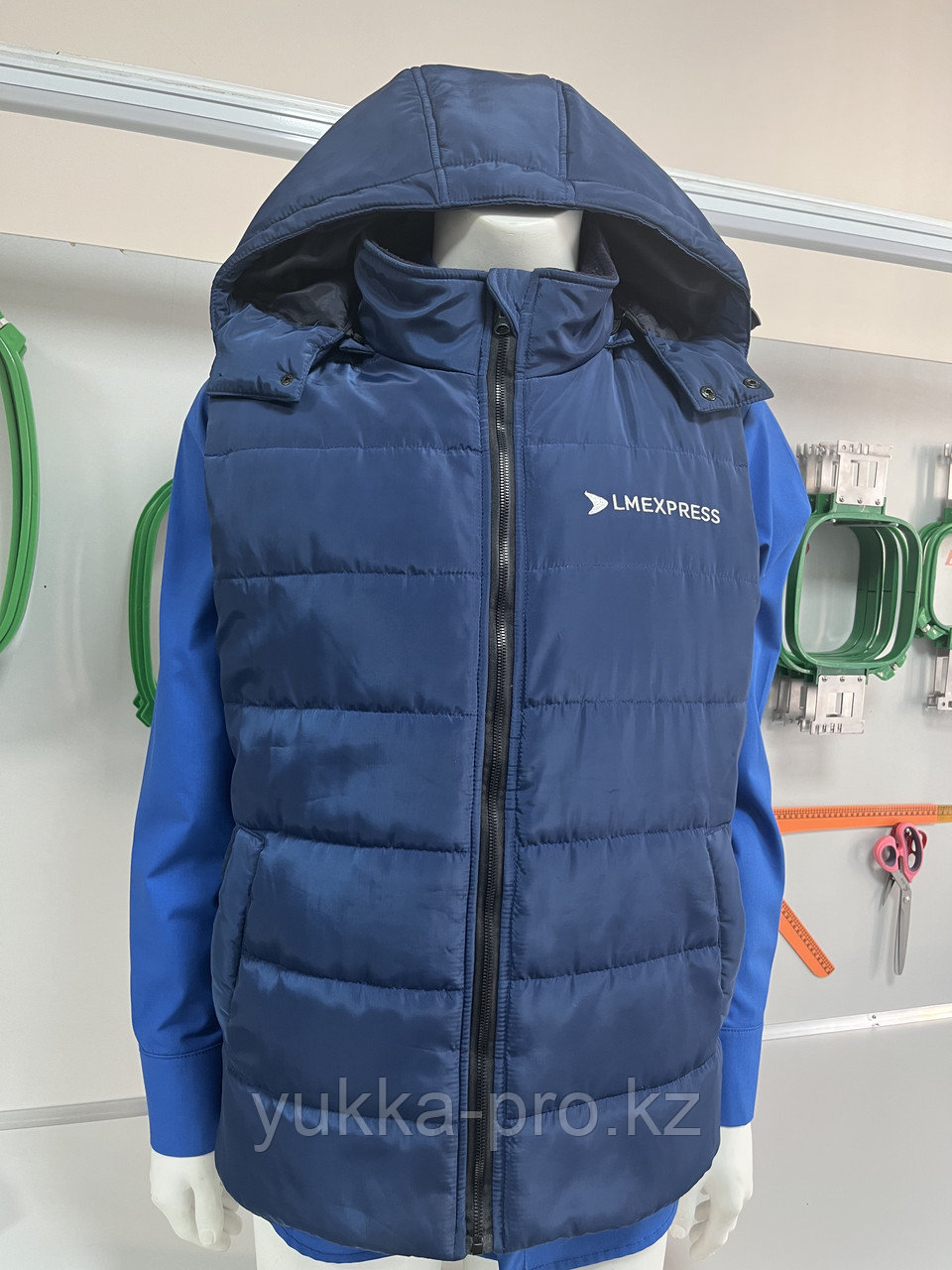 Жилеты, безрукавки, утеплённые жилеты