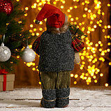 Дед Мороз "В клетчатой шубке, с фонариком и мешком" 30 см, фото 3