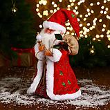 Дед Мороз "С посошком и подарками" двигается, 29 см, фото 2