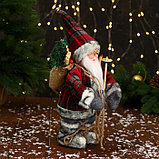 Дед Мороз "В клетчатой шубке и с подарками" 28 см, двигается, красно-серый, фото 2