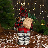 Дед Мороз "В клетчатой шубке и с подарками" 28 см, двигается, красно-серый, фото 3