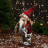 Дед Мороз "В клетчатой шубке и с подарками" 28 см, двигается, красно-серый, фото 4