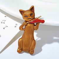 Брошь "Кот" играет на скрипке, цвет коричнево-красный в золоте