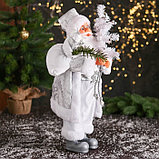 Дед Мороз "В высоком колпачке, в ремешке и с мешком" 44 см, серебристо-белый, фото 2