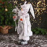 Дед Мороз "В высоком колпачке, в ремешке и с мешком" 44 см, серебристо-белый, фото 4