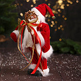 Дед Мороз " В кафтане с мехом и узорным посохом" 30 см, бело-красный, фото 4