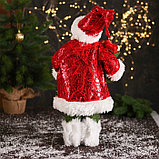 Дед Мороз "В блестящем костюмчике, с мешком и колокольчиками" 44 см, красно-зелёный, фото 3