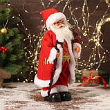 Дед Мороз "В красном костюмчике с орнаментом, с посохом" двигается, 20х40 см, фото 4
