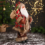 Дед Мороз "В красной клетчатой шубке, с фонариком и веточками" 20х45 см, фото 2