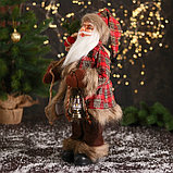 Дед Мороз "В красной клетчатой шубке, с фонариком и веточками" 20х45 см, фото 4