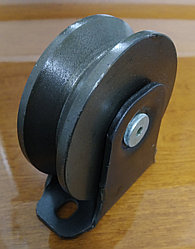 Ролик направляющий V - образный широкий, стальной на кронштейне, 95x32 мм