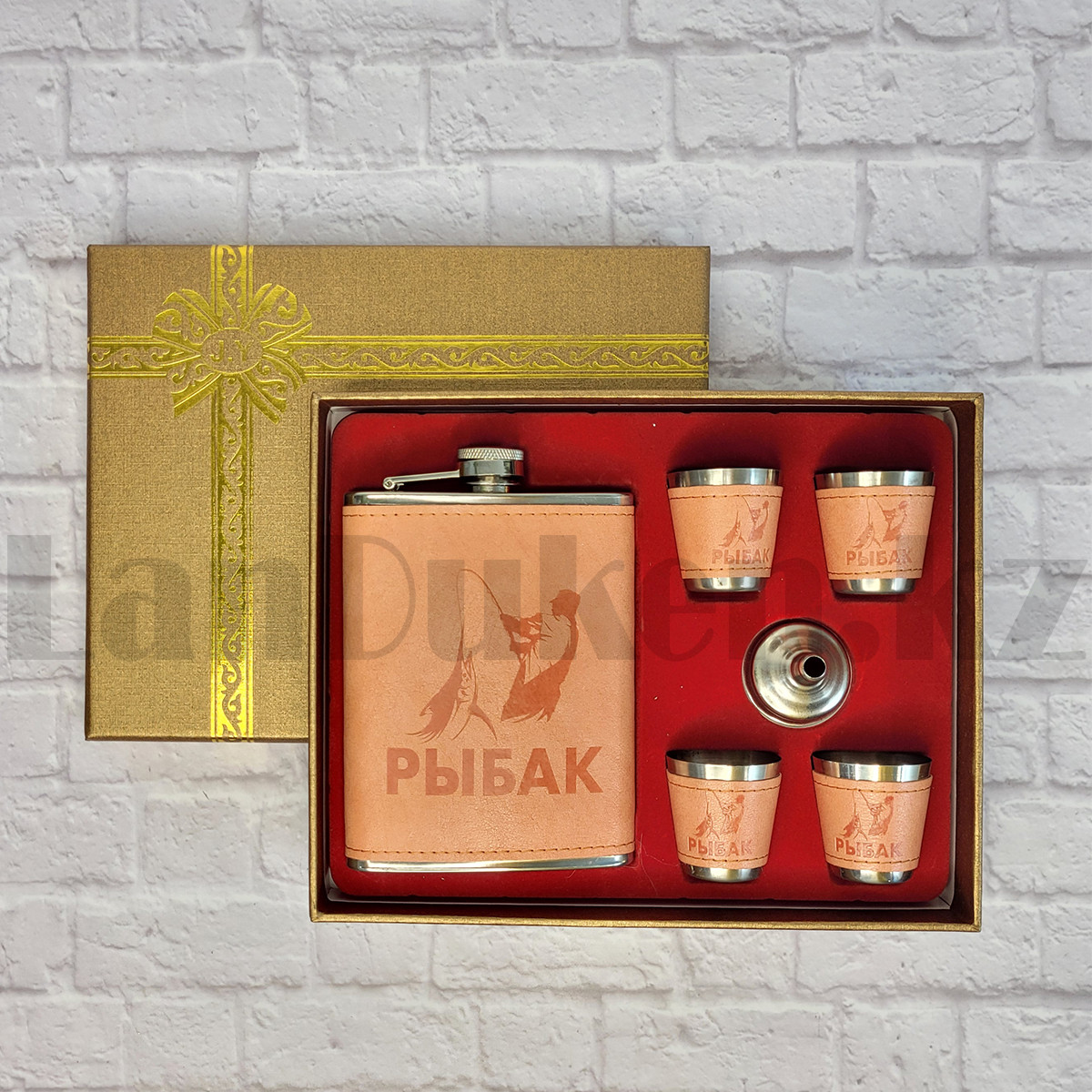 Мужской набор "Рыбак" (240 мл 8-Oz 4 рюмки воронка) в подарочной коробке персикового цвета