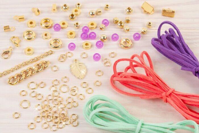 Набор для творчества Make It Real Браслеты с бусинами Gold Link Suede Bracelets