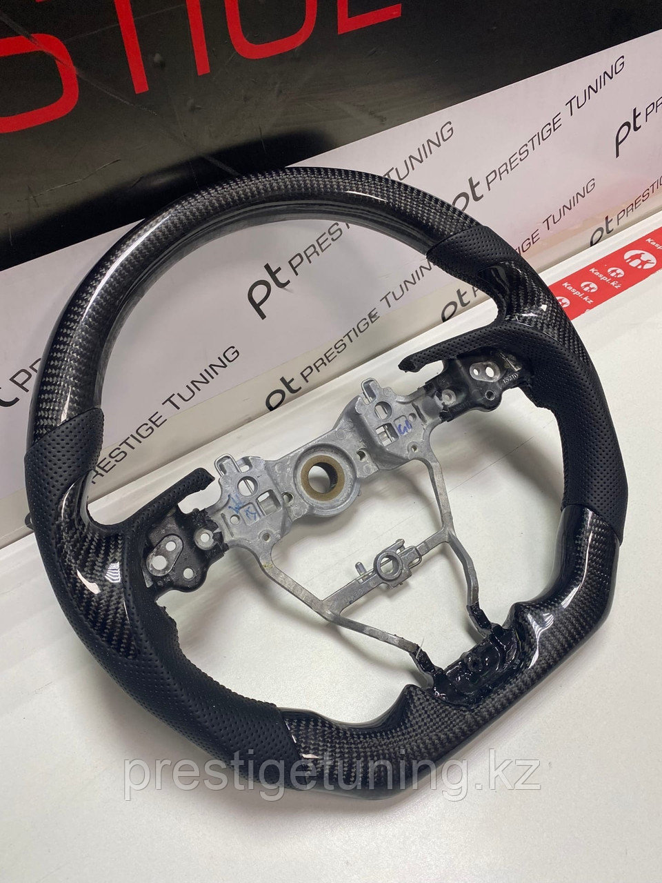 Руль карбоновый на Camry V70/75 2018-22 (с перфорацией) Sport Design 2 ...