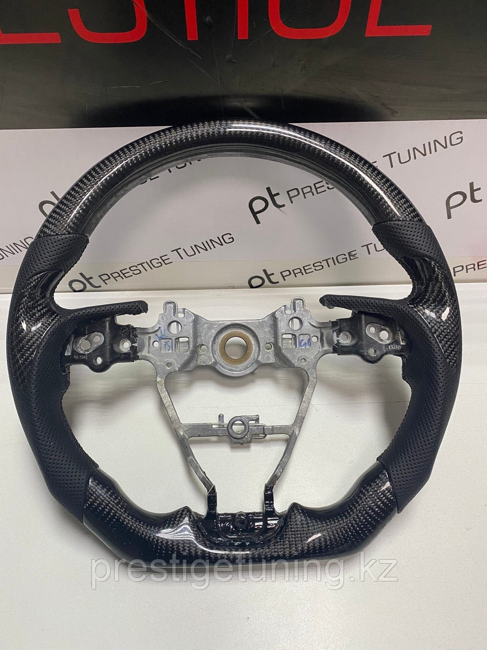 Руль карбоновый на Camry V70/75 2018-22 (с перфорацией) Sport Design 2 ...