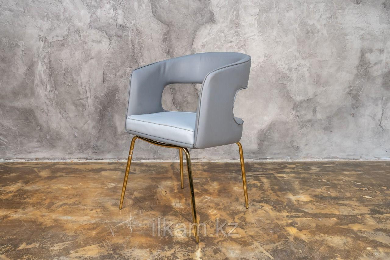 Стул - кресло в металлическом каркасе под золото светло серый