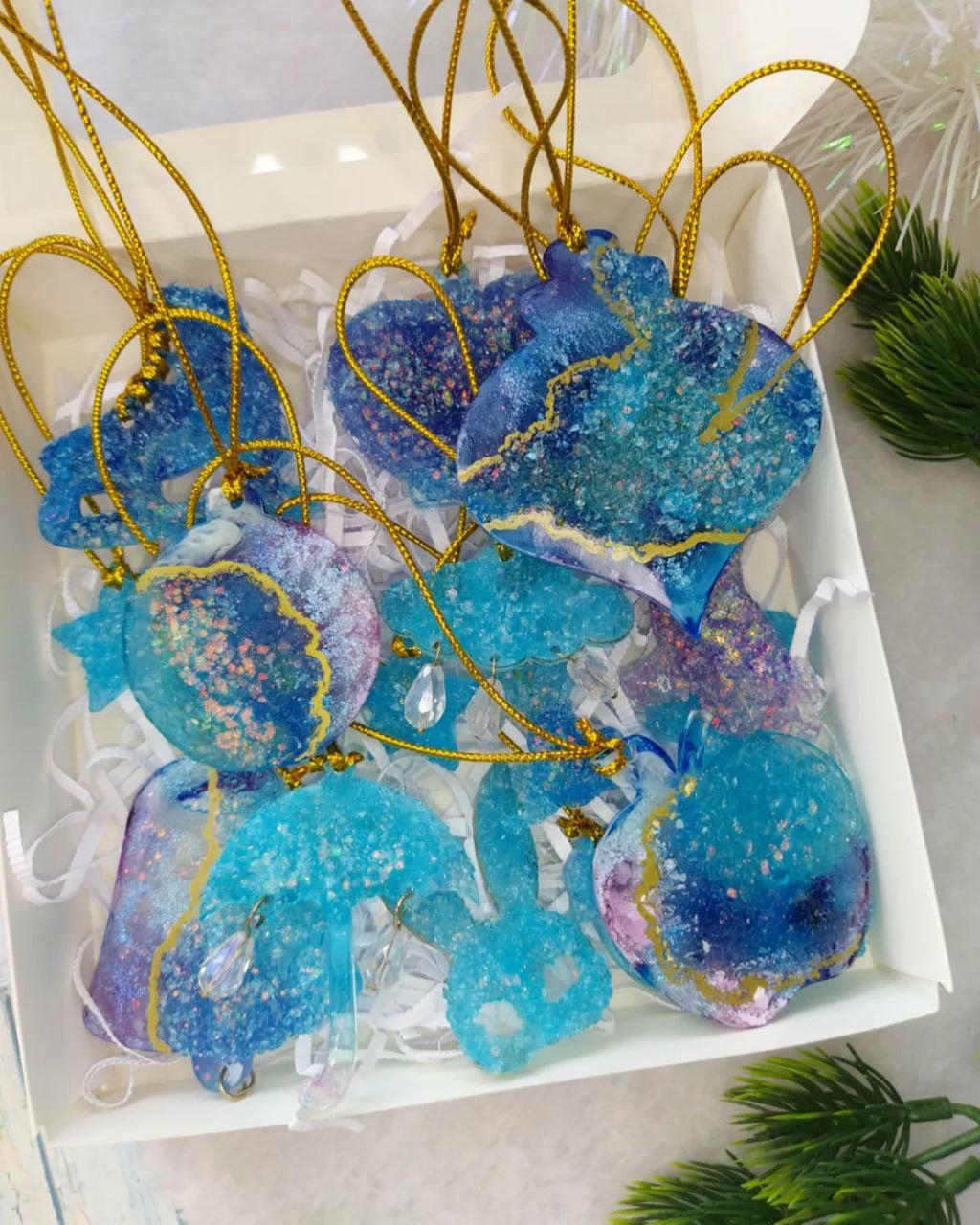 Набор ёлочных игрушек из ювелирной эпоксидной смолы разное в голубом - фото 1 - id-p105618206