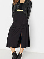 Черная трикотажная юбка с рюшами и разрезом