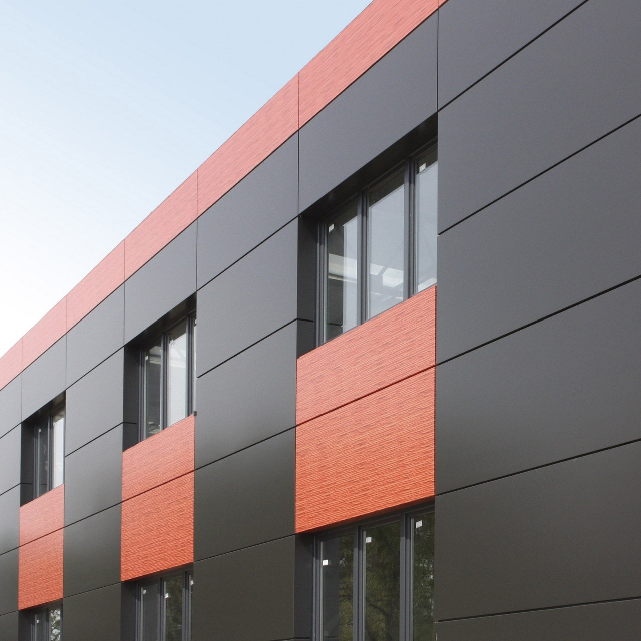 линия производства фасадных кассет. фасадные кассеты мп 2005 металлпрофиль. фасадные кассеты мп 1005/23/20. металлокассеты эраколор. фасадные кассеты.