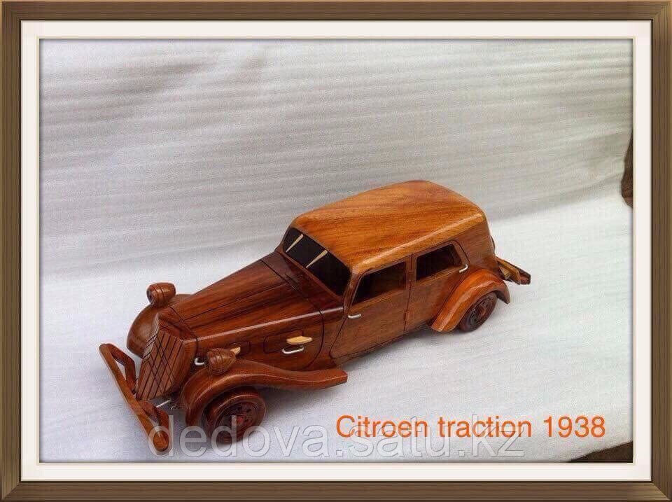 Модель  автомобиля  Citroen traktion 1938 г. из ценных пород дерева