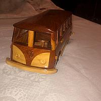 Шағын автобустың моделі. бағалы ағаш түрлерінен