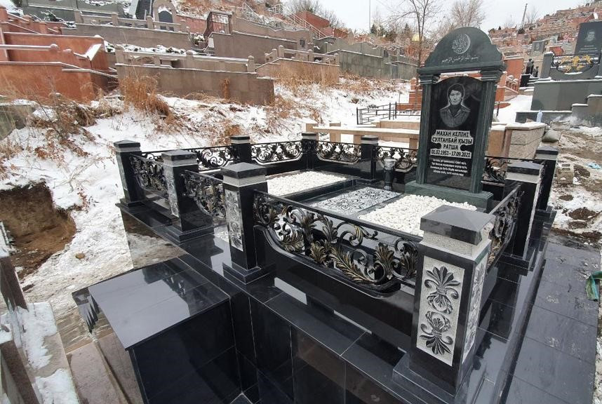 Мемориальный комплекс из черного гранита по эскизу