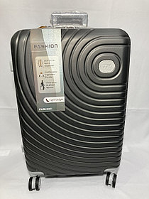 Средний пластиковый дорожный чемодан на 4-х колёсах 'FASHION".ABS+PCВысота 66 см, ширина 42 см, глубина 28 см.