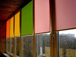 Современные рулонные шторы бывают различных расцветок, благодаря чему они гармонично сочетаются с интерьером или с классическими портьерами. В фото галерее представлены рулонные шторы, в разных типах управления.