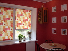 Современные рулонные шторы бывают различных расцветок, благодаря чему они гармонично сочетаются с интерьером или с классическими портьерами. В фото галерее представлены рулонные шторы, в разных типах управления.