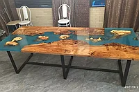 Деревянный стол залитый эпоксидной смолой
