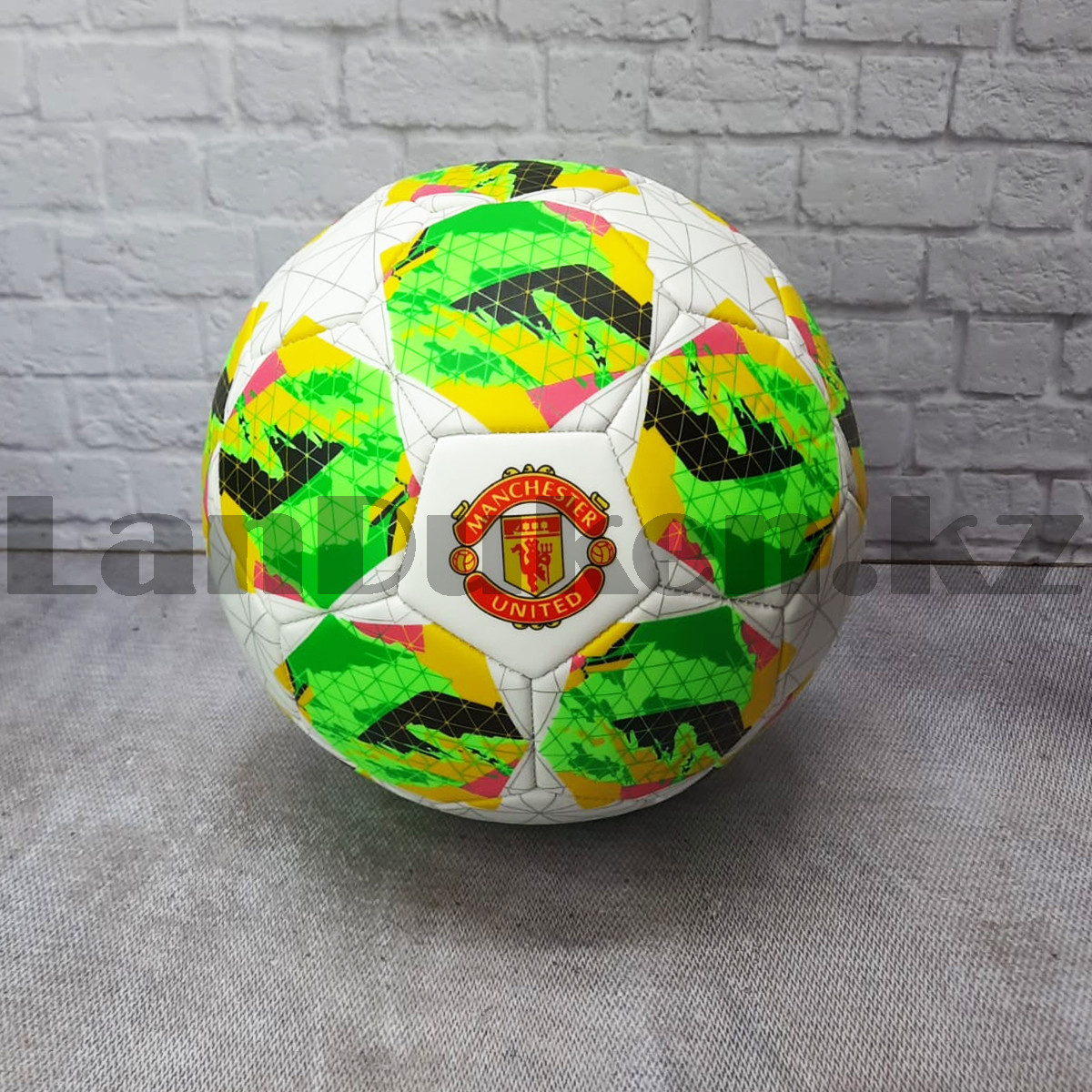 Футбольный мяч Manchester United с узором