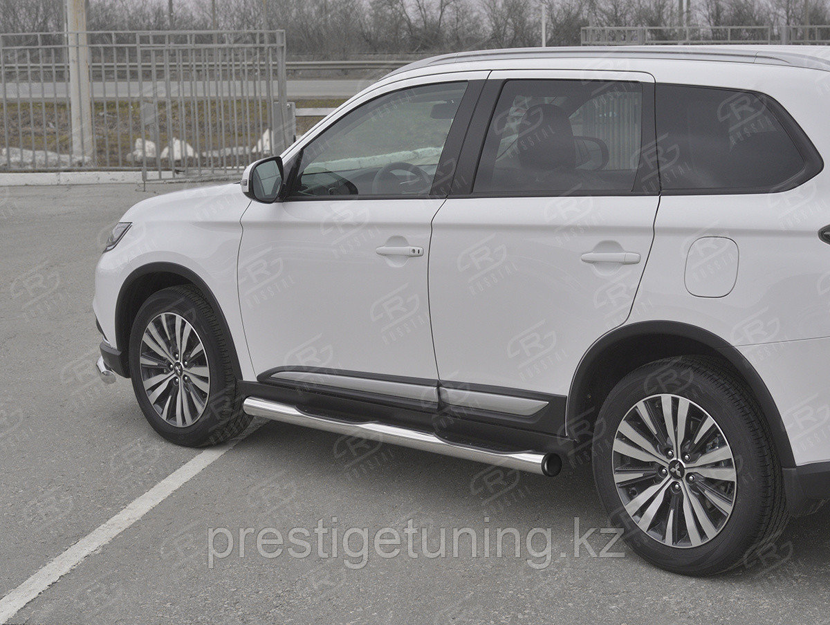 Пороги труба d76 с накладкой (вариант 2)  Mitsubishi Outlander 2018-20