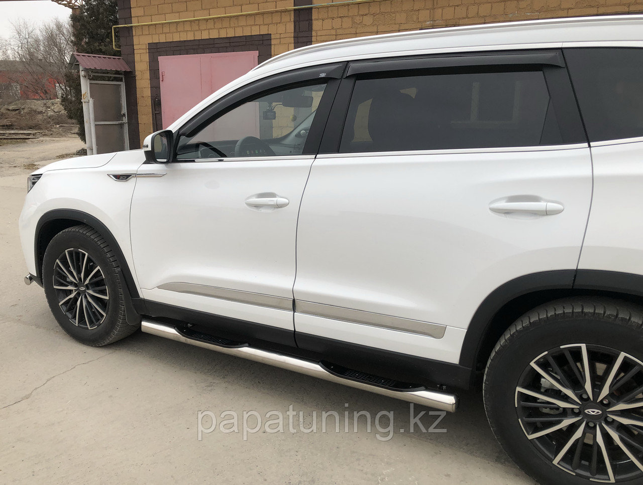 Пороги труба с проступью Папа Тюнинг d76 для Chery Tiggo 8 Pro Max Рестайлинг 2024-