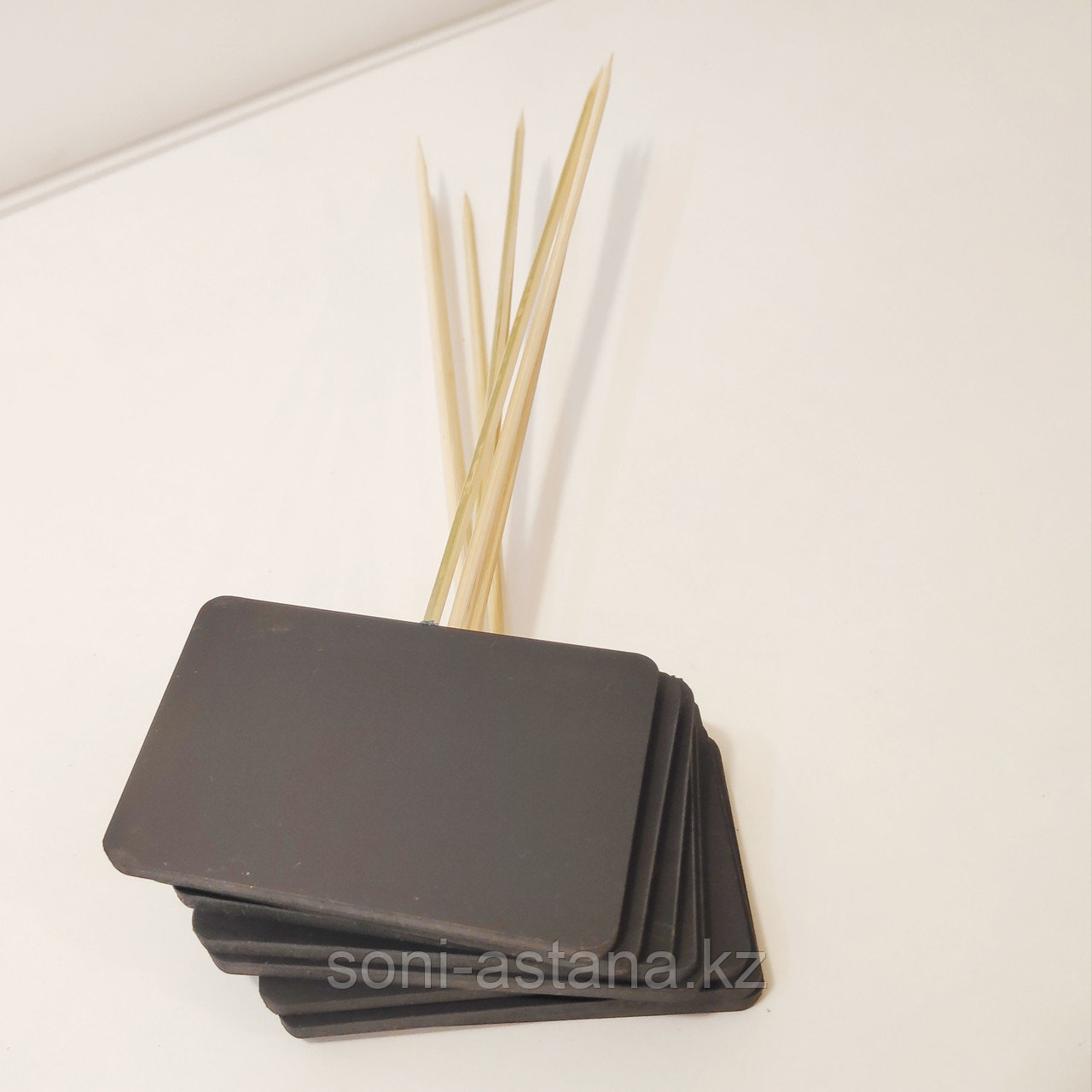 Ценник черный матовый для меловых маркеров на шпажке 100мм / Күңгірт баға көрсеткі 85х55 мм семсершеде 100 мм, фото 1