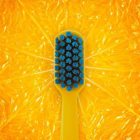 Зубные щетки и нити