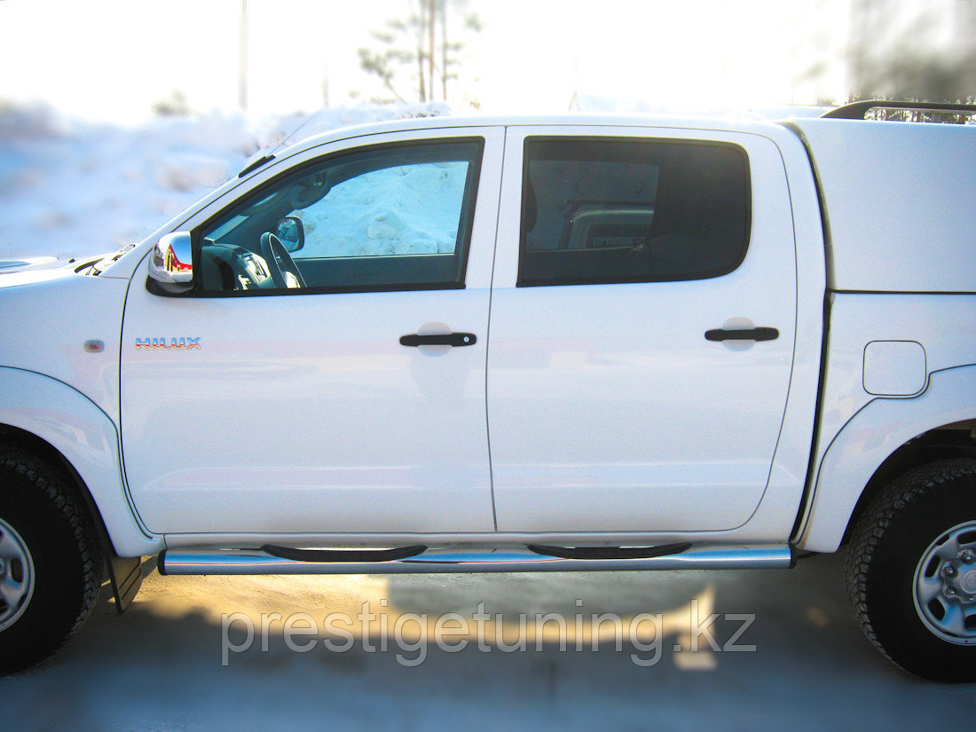 Пороги труба d76 с накладками (вариант 2) Toyota Hilux 2011-2015 - фото 2 - id-p106173716