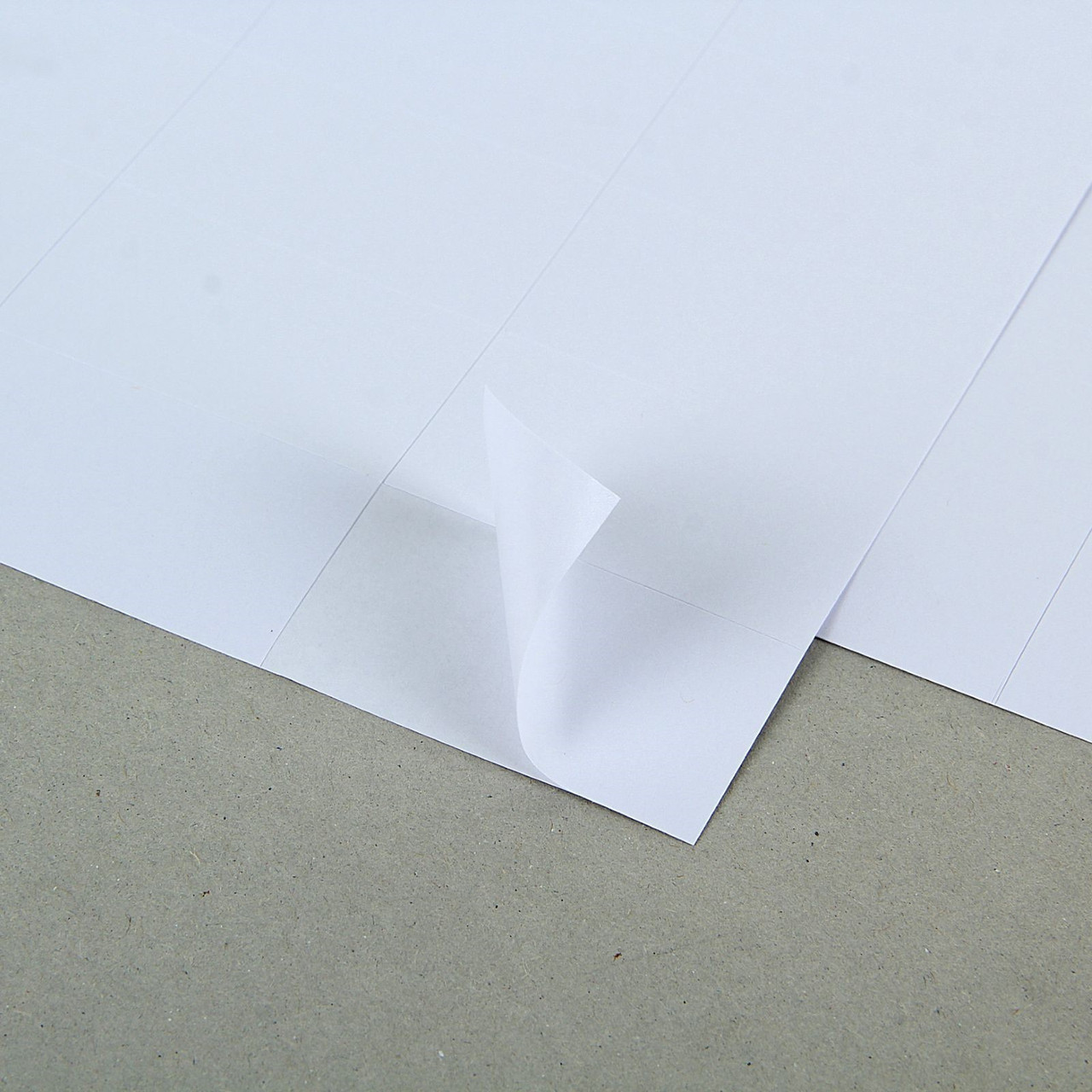 Самоклеящаяся бумага A4, белая, 12 делений (105 x 48 мм), 70 г/м2, для печати этикеток, лэйблов, наклеек. - фото 2 - id-p106196038