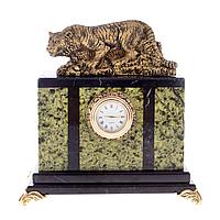 Сувенирные часы "Амурский тигр" камень змеевик - оригинальный новогодний подарок