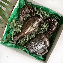 Набор сладостей подарочный "Рыбак" (шоколад в картонной коробке 16см х 16см)